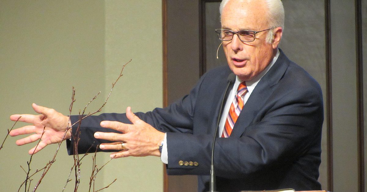 John MacArthur mit der Physiotherapie im Krankenhaus beginnt, sagt Sprecher