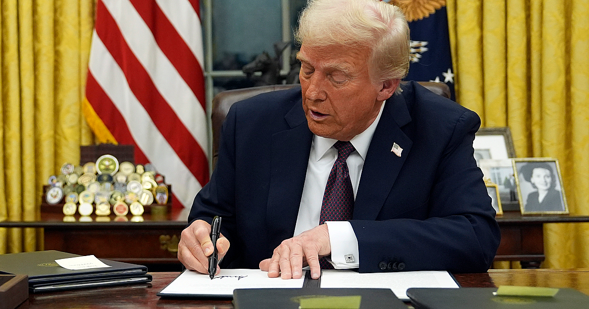 Зөвхөн хоёр хүйстэй гэж Трамп шинэ тушаалдаа хэлэв