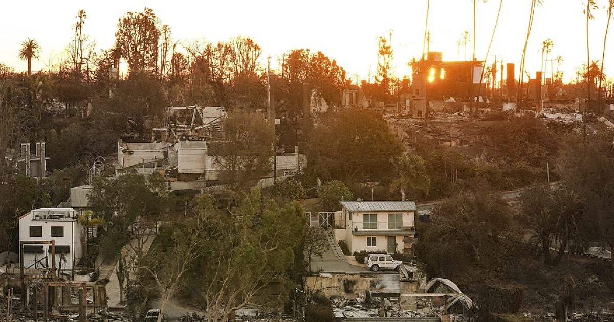 Лос-Анжелес хотод салхи намдаж байхад түймэр ассаар байна