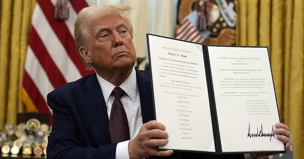 Трамп Проулс Проулд Про-Амьдралын эсэргүүцэгчид нүүрний тухай хуулиар баривчлагджээ