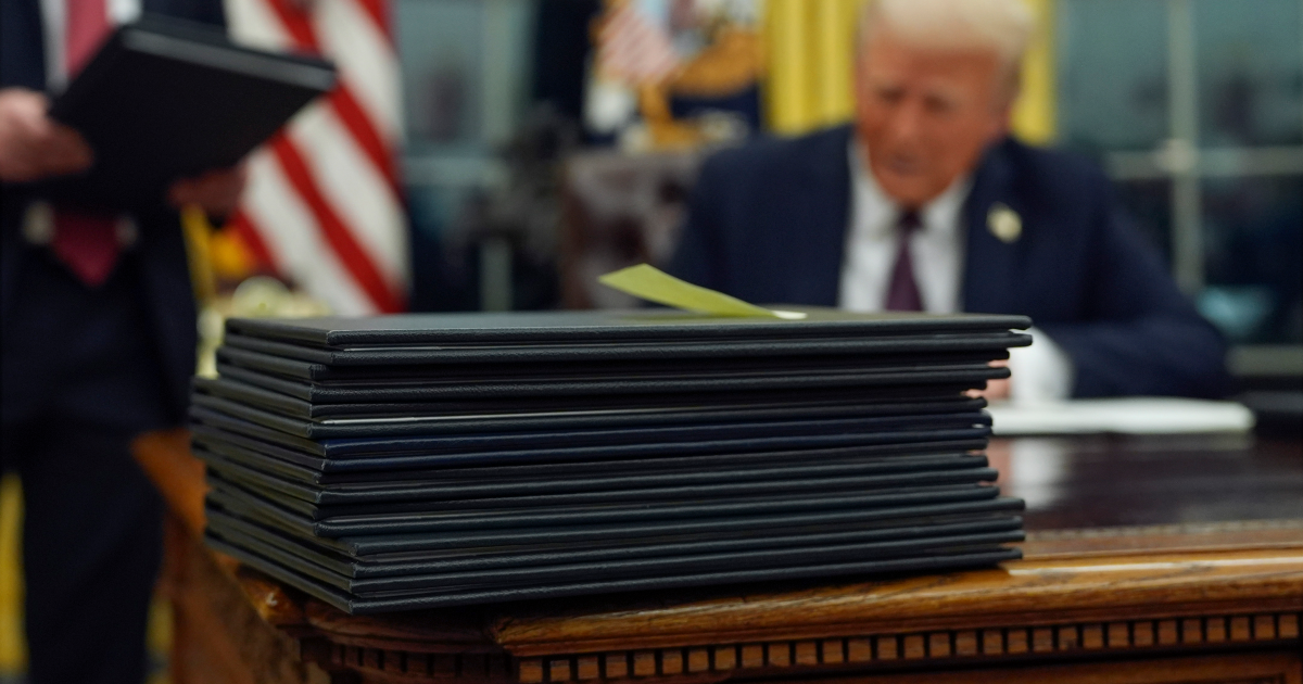 Трамп Харьцаа хамгаалагчийн халаалтыг барьж авав