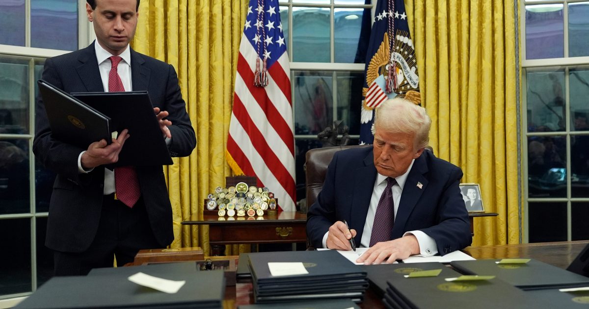 Трамп үзэгний хүчийг эзэмшдэг