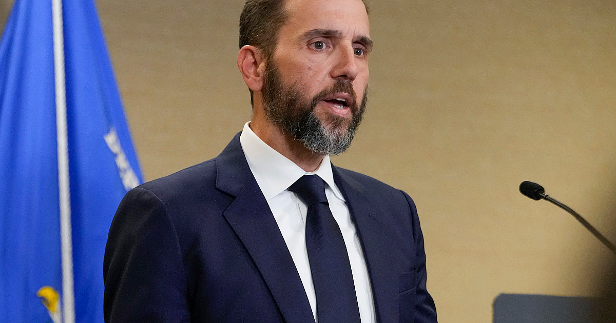 Тусгай зөвлөх Трампыг яллах шийдвэрийнхээ төлөө зогсож байна