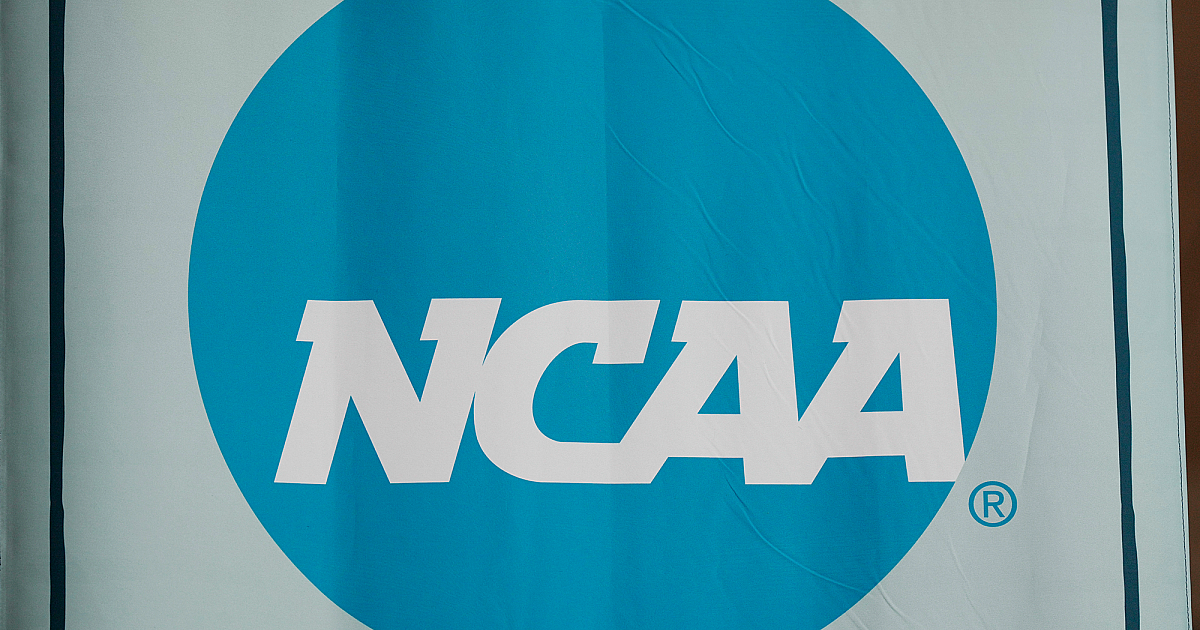 NCAA нь эрэгтэйчүүдэд өгсөн эмэгтэйчүүдийн цомыг сэргээхийг уриалав