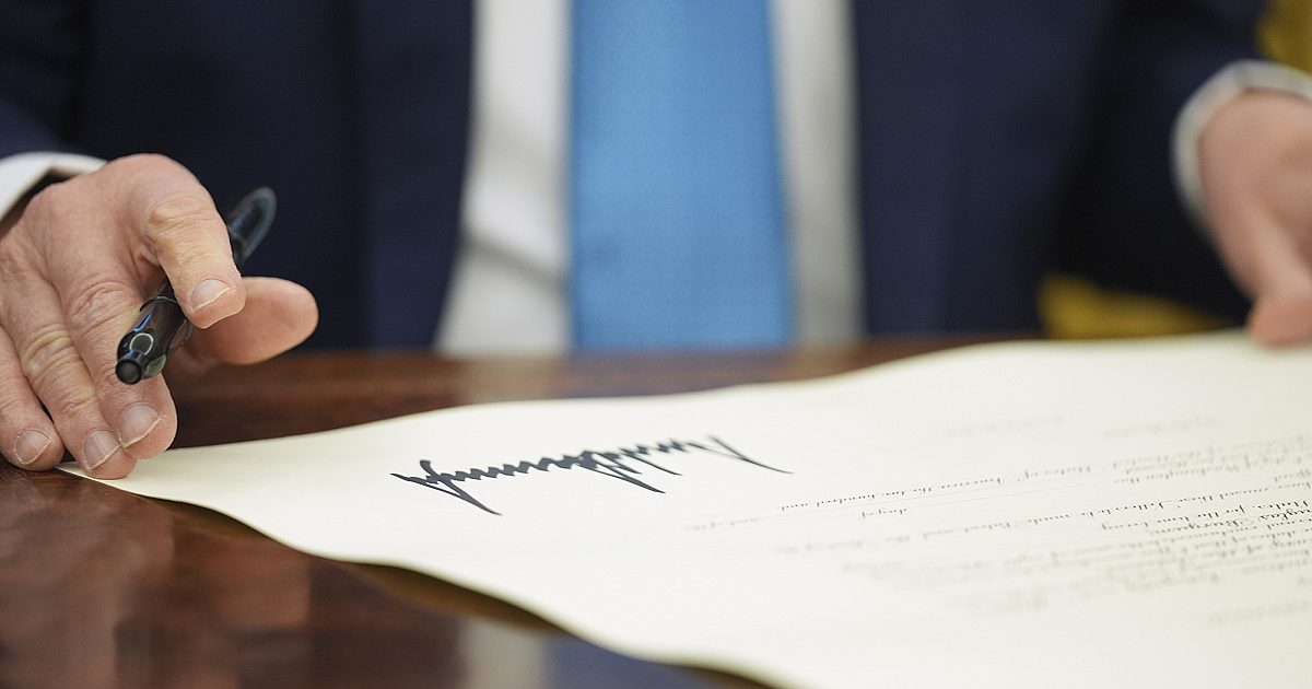 Trump Pens Pens Гүйцэтгэлд засаглалын захиалга, цагаачдын санхүүжилт