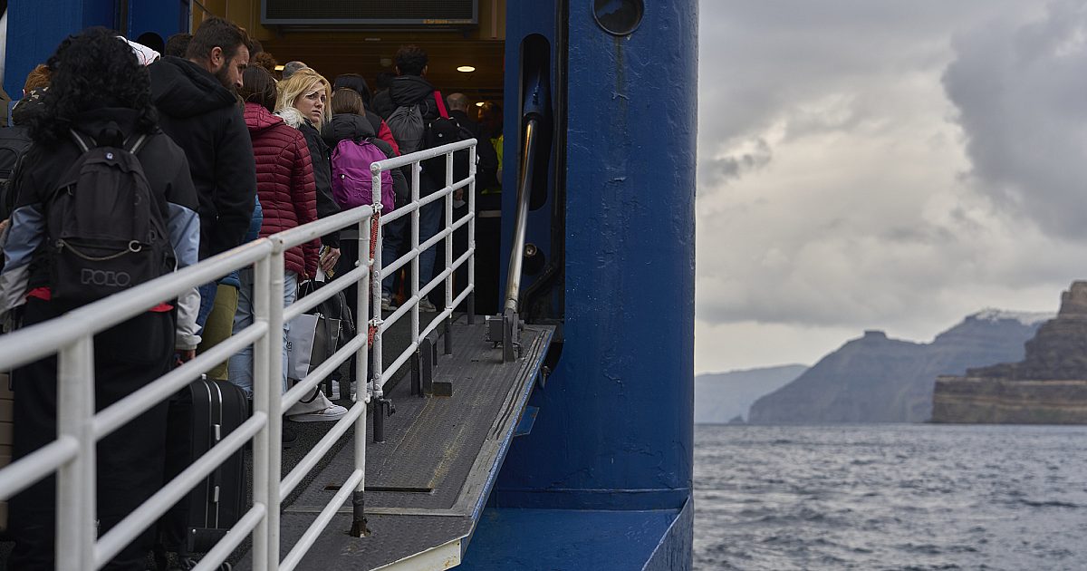 Грек арлын арлууд арын газар хөдлөлтийг буцааж нүүлгэн шилжүүлэв