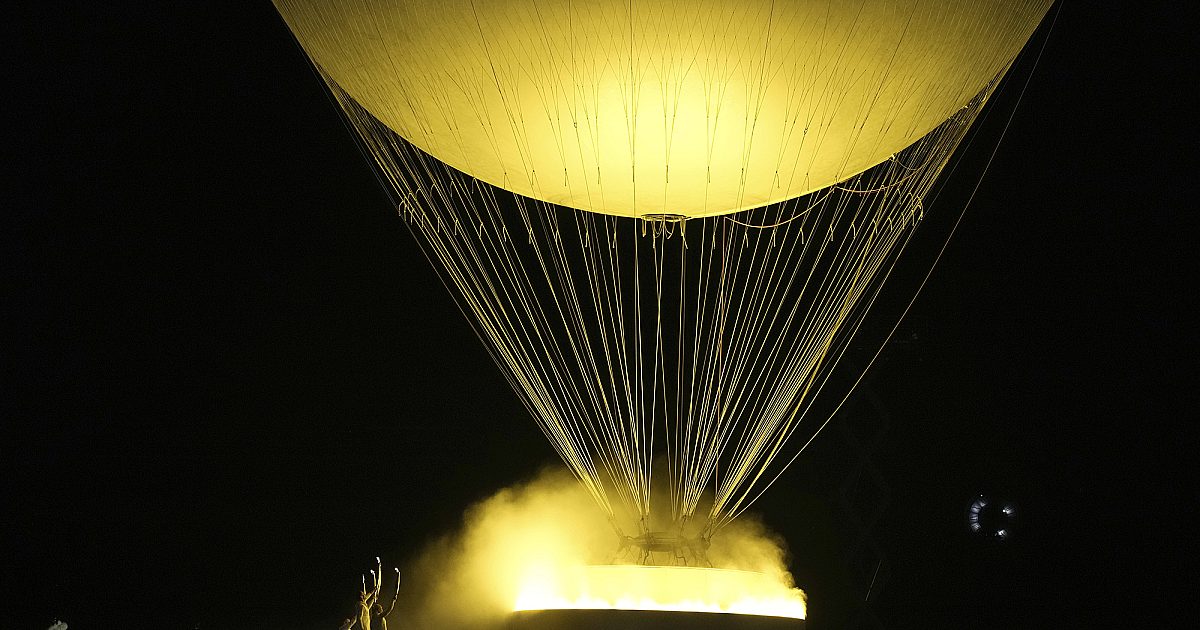 Олимпийн бөмбөлөг нь Олимпийн бөмбөлөг нь Парис дээр хөвөхөд хүргэдэг