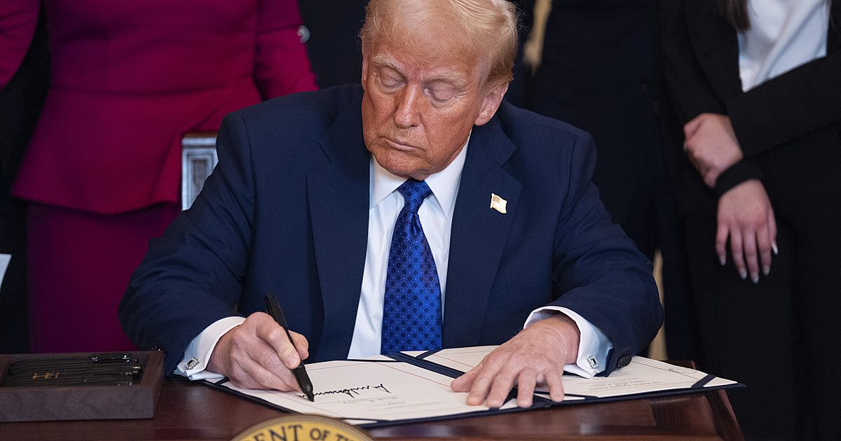 Трамп нь хүйсийг хүйсээр дамжуулж, сургуулиудад уралдааны үзэл суртлын дэмжлэгт хүргэдэг