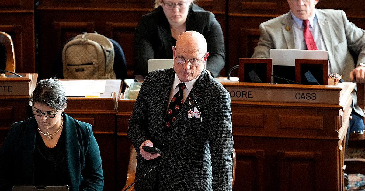 Iowa Засаг дарга нь жендэрийн үзэл сурталыг хослуулах шинэ хууль шинж тэмдэг гаргадаг