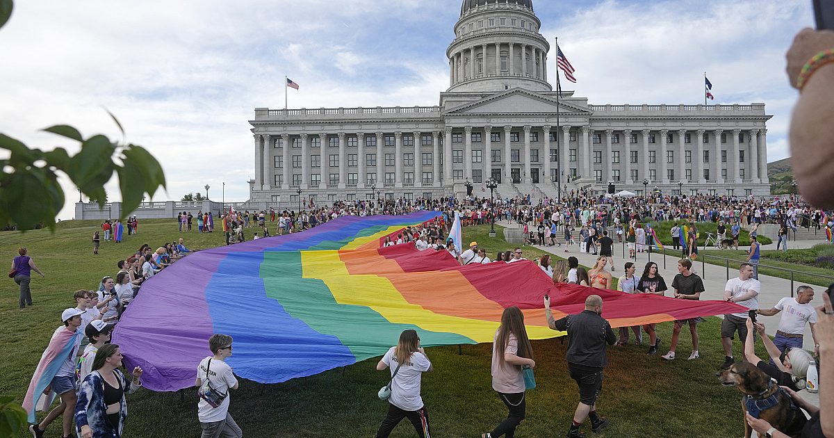 Utah нь төрийн барилга байгууламжид хууль ёсоор хасагдсан тугуудыг хязгаарлаж, сургуулиуд
