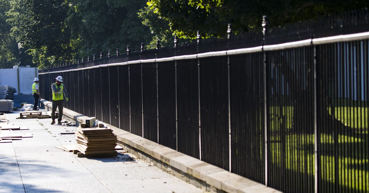 Wigling Kid нь цагаан байшингийн хашааг ялан дийлдэг