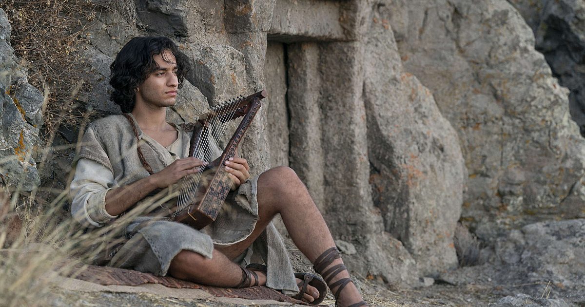 Амазон нь Дэвид ТВ шоугийн байшинг дуулж, хуучин гэрээний хааныг дүрсэлсэн