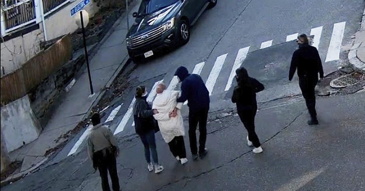 Мөсөн баривчлагдсан Массачусетс Доктор. Оюутан Хамасыг дэмжиж байгаа гэж буруутгаж байна
