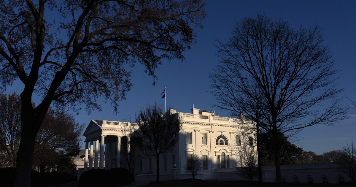 Нууц үйлчилгээ нь Цагаан ордноос гадна зэвсэгт хүнийг бууддаг