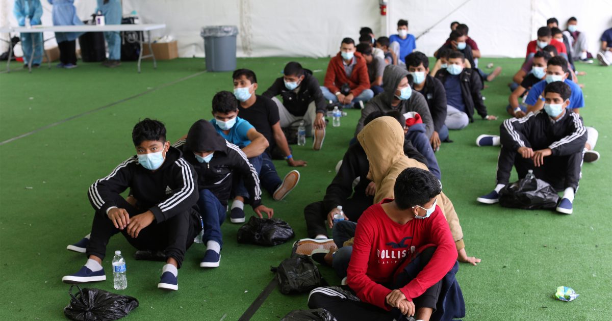 Трамп Хүүхдийн цагаачдыг худалдаалахаас хамгаалах дүрмийг улам чангална