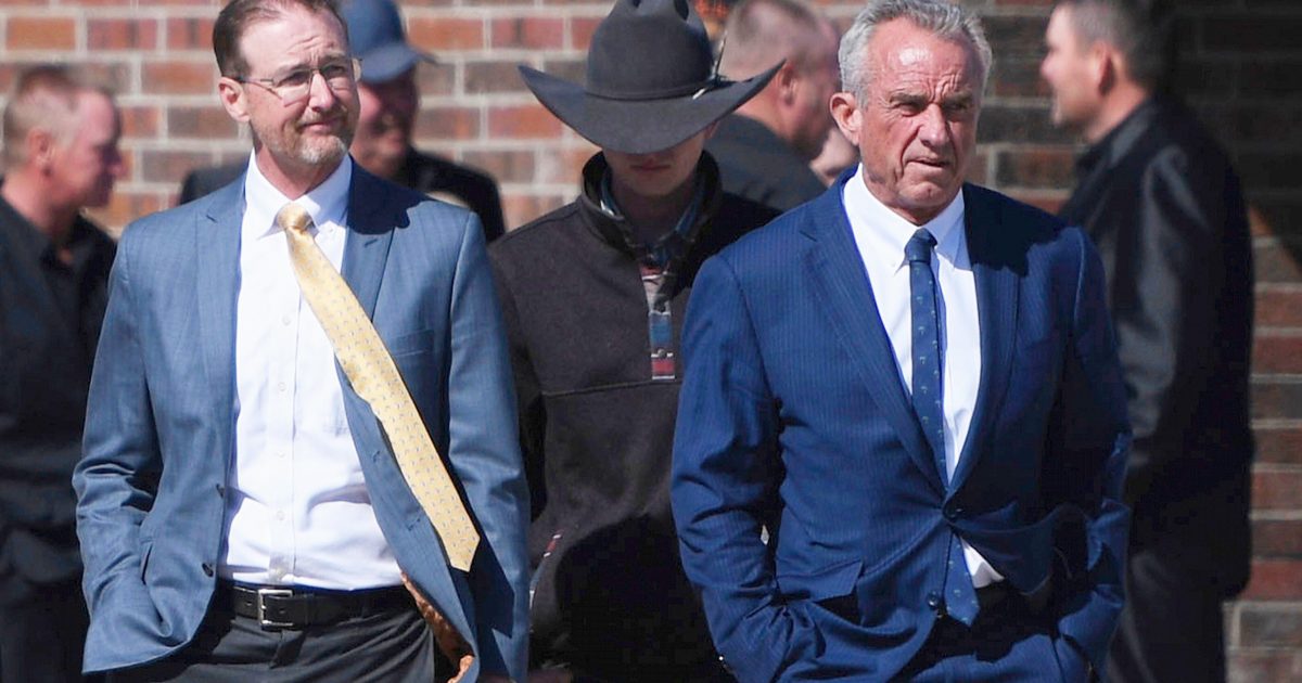 Эрүүл мэндийн ажилтнууд үргэлжилж буй улаанзлүүд үсрэхтэй холбоотой