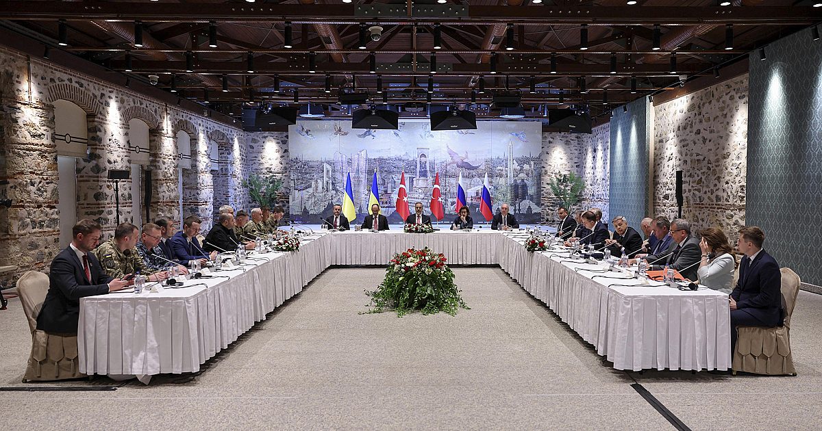 Орос, Украины албан хаагчид жилийн туршид анх удаа уулзаж байна