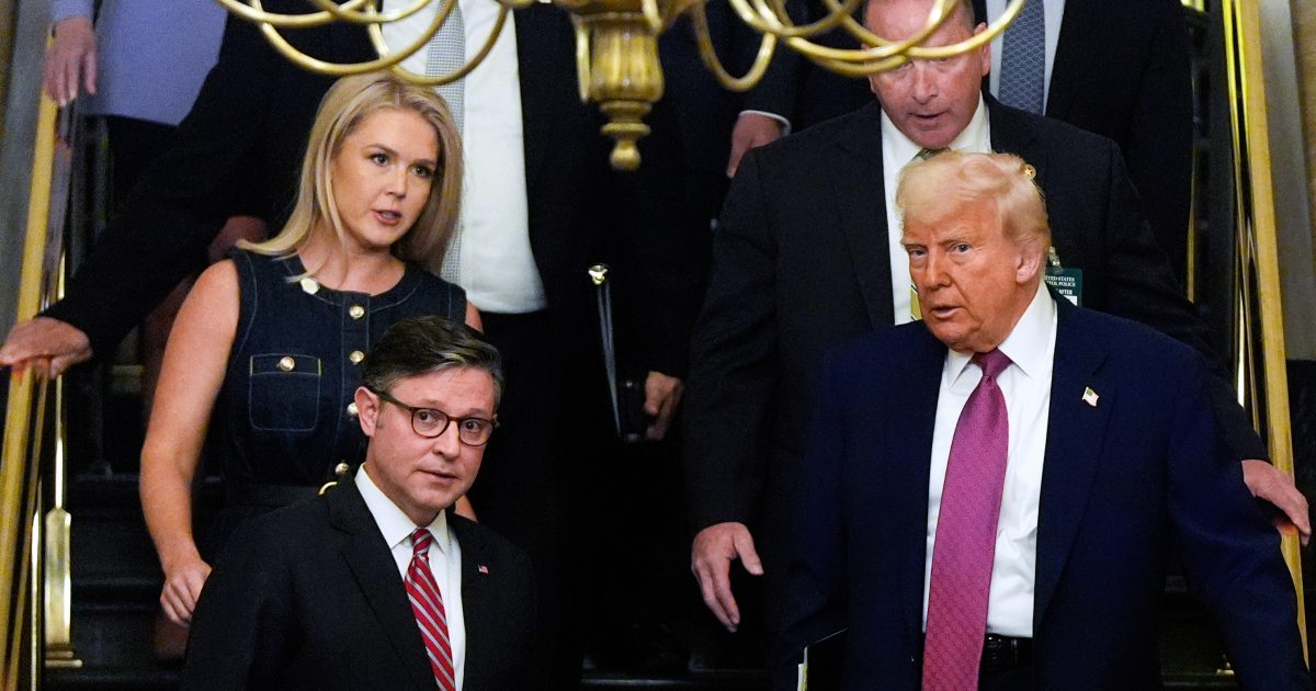 Трамп Том, үзэсгэлэнтэй дэвсгэртийг түлхэхийн тулд толгод дээр гарав