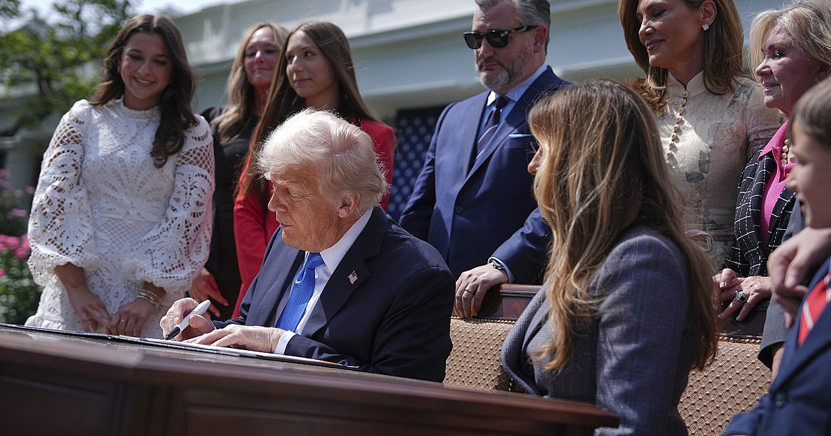 Трамп тэмдэг тэмдэглэгээ нь Федераль хориглосон Pornfake Pornetht