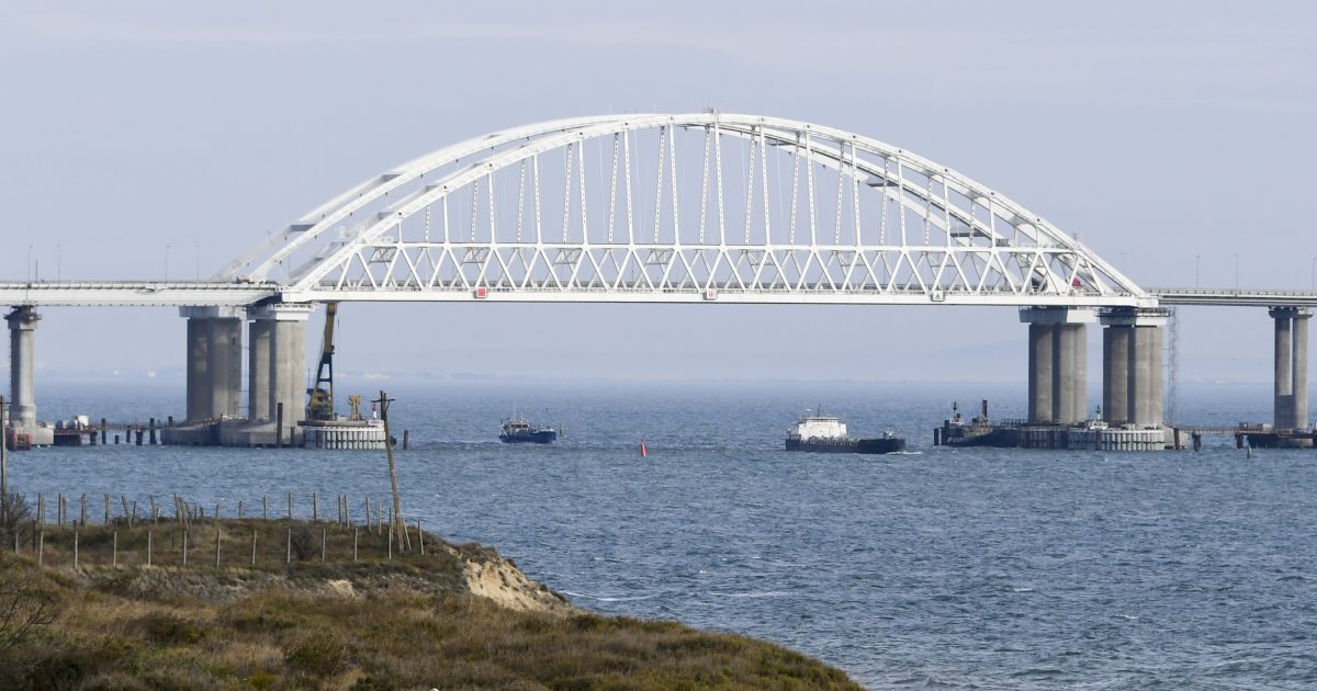 Усан доорх тэсрэх бодис нь Оросын гүүрийг Crimea руу цохив