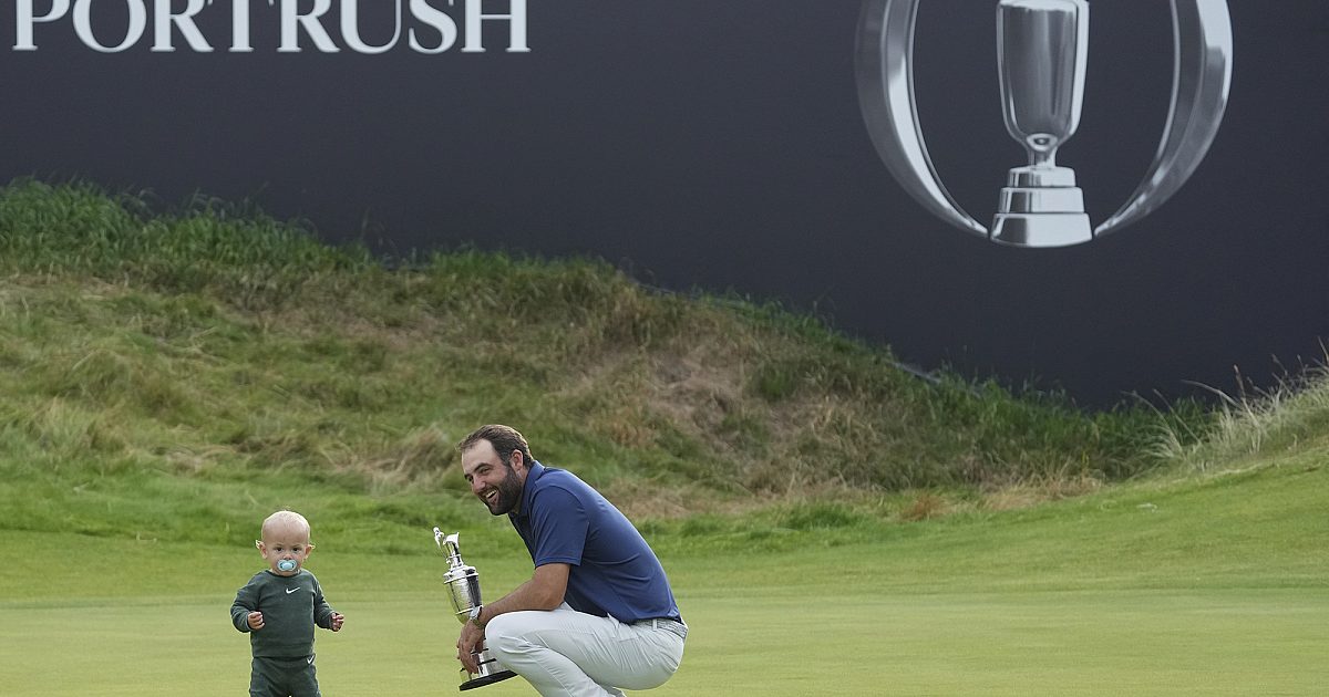 Scottie Scheffler Британийн нээлттэй нээгдсэний дараа барын модыг дээш өргөв