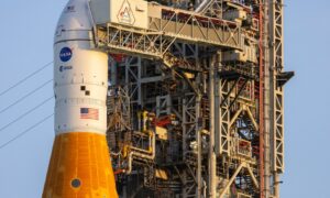 Артемис II хөөрөлт: АНУ сар руу дахин очиж байна