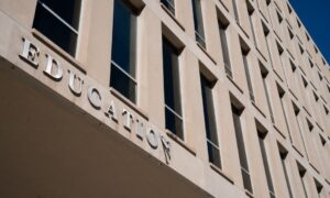 Сургуулиудын федерал санхүүжилт одоохондоо Боловсролын яамны системээр дамжин үргэлжилнэ