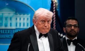 Цагаан ордны сурвалжлагчдын үдийн хоолны буудлага: Трамп хэрхэн хариу үйлдэл үзүүлж байна