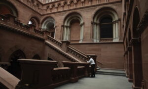 Нью-Йоркын багш нар тэтгэврийн насыг буурууллаа, хууль тогтоогчид тэтгэврийн реформыг баталлаа