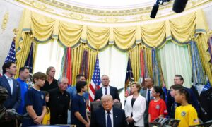 Трамп Ерөнхийлөгчийн Биеийн Тамирын Шагналыг Буцааж авчирлаа, Жилийн Шалгалтыг Дахин Сэргээж байна