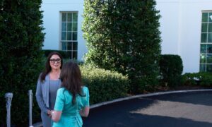 Трампийн Хөдөлмөрийн сайд эрх мэдлээ хэтрүүлэн ашигласан гэх мэдээллийн дараа кабинетээс гарлаа