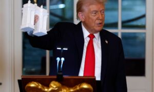 Трампын 250 фут өндөр ялалтын хаалга чухал хорооноос зөвшөөрөгдсөн