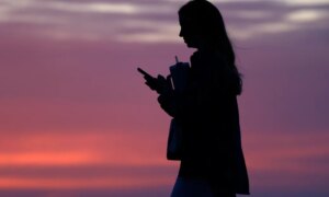 Яагаад ганцаардлын нөлөөлөгчид TikTok ба Instagram-д үзэгчдийг татаж байна