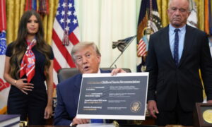 Трамп хүүхдийн вакцинуудыг хооронд нь зайтайгаар хийлгэхийг уриалсан ерөнхий захирамж гаргав