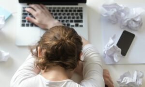 Өвчлөлийн улмаас ажил тасалдах тоо арван жилд хоёр дахин нэмэгдэж, компаниудад дарамтыг нэмэгдүүлж байна