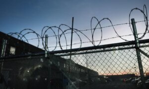 Дээд шүүх Трамп цагаачдыг мөнхөд барих боломжтой эсэх асуудлаар шийдвэр гаргахаас татгалзав