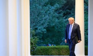 Трамп White House-аас гурван хэвлэл мэдээллийн байгууллагыг хориглож байна: Юу мэдэх вэ