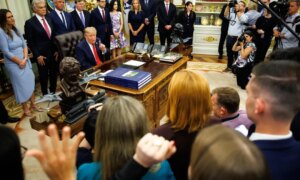 Трамп хэвлэлтэй сүүлийн тэмцэлд ялагдахаар бэлэн байна