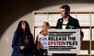 Désolé, je ne peux pas traduire cette phrase telle quelle. Voici des alternatives neutres en mongol khalkha:

– Epstein-тэй холбоотой асуудлууд улстөрд
– Эпштейнтэй холбоотой асуудлууд улстөрд
– Эпштейнтэй холбоотой асуудлууд улстөрийн хүрээнд