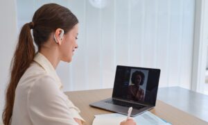 Timekettle LiveTalk: AI орчуулгатай өдөр тутмын чихэвч
