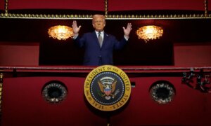 Демократуудын Трамп авлигатай гэж буруутгалууд сонгогчдод эцэст нь нөлөөлж байна