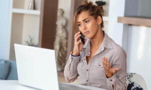 Испаничуудын бараг 7 нь муу үйлчилгээний улмаас хэрэглээгээ зогсоож байна
