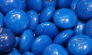 РФК Жуниор ба MAHA хөдөлгөөн цэнхэр өнгийн M&M-үүдийг авах гэж ирж байна