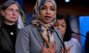 Трамп Ильхан Омарийг цөлөх боломжтой юу? Цагаачлалын мөрдөн байцаалтын талаар мэдэх хэрэгтэй зүйлс